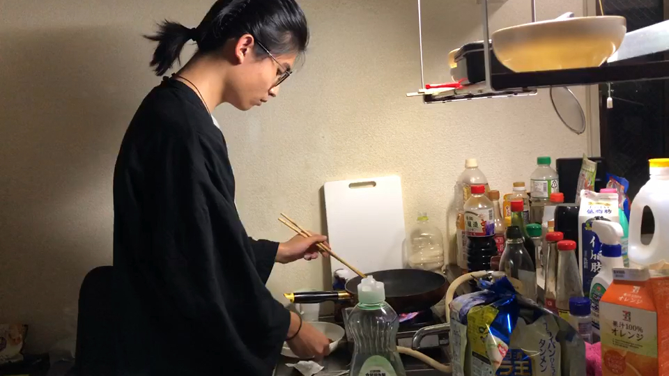 等待投食的4个人