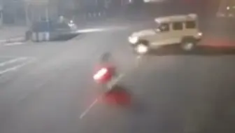 超速行驶摩托车撞上拐弯越野车，摩托瞬间爆燃