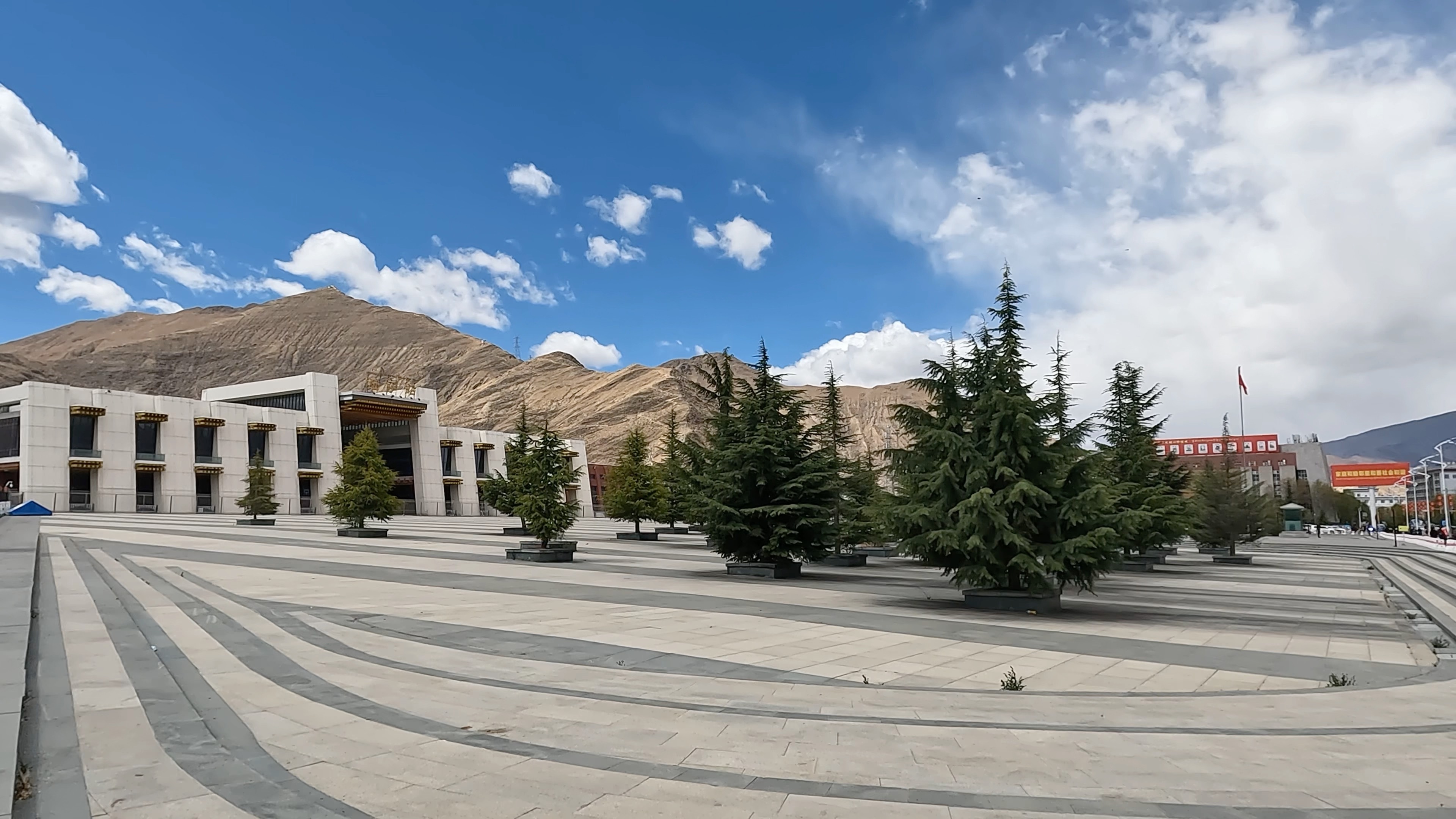 西藏拉萨火车站,遇大叔拉住宿,带到房间后果断入住