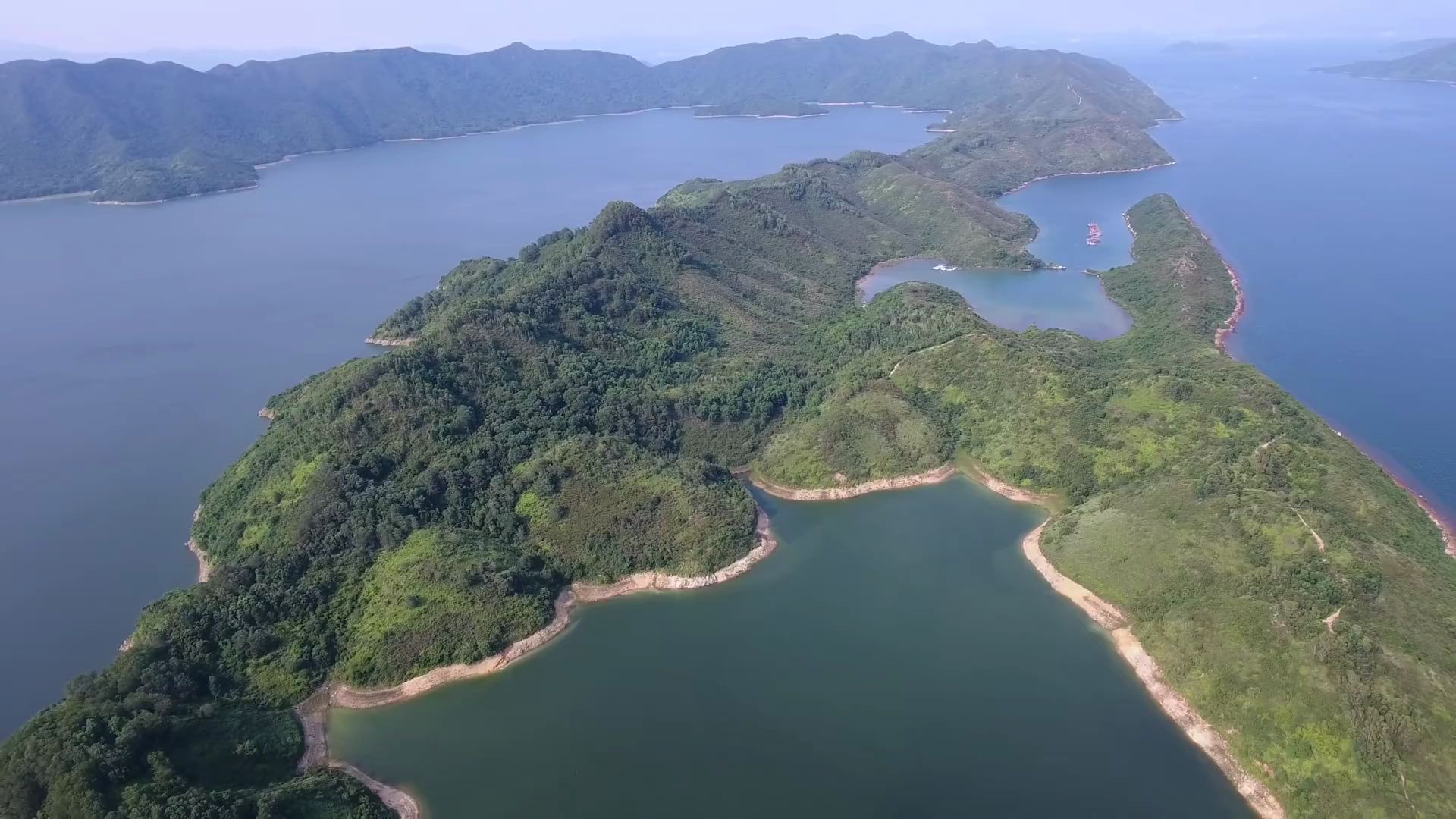 [图]巨型堤坝 － 船湾淡水湖 (Plover Cove Reservoir) [4K航拍]