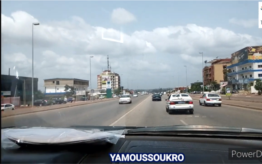 驾驶在象牙海岸科特迪瓦首都亚穆苏克罗(Yamoussoukro)哔哩哔哩bilibili