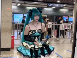 Descargar video: 捞一下地铁里看到的初音未来！