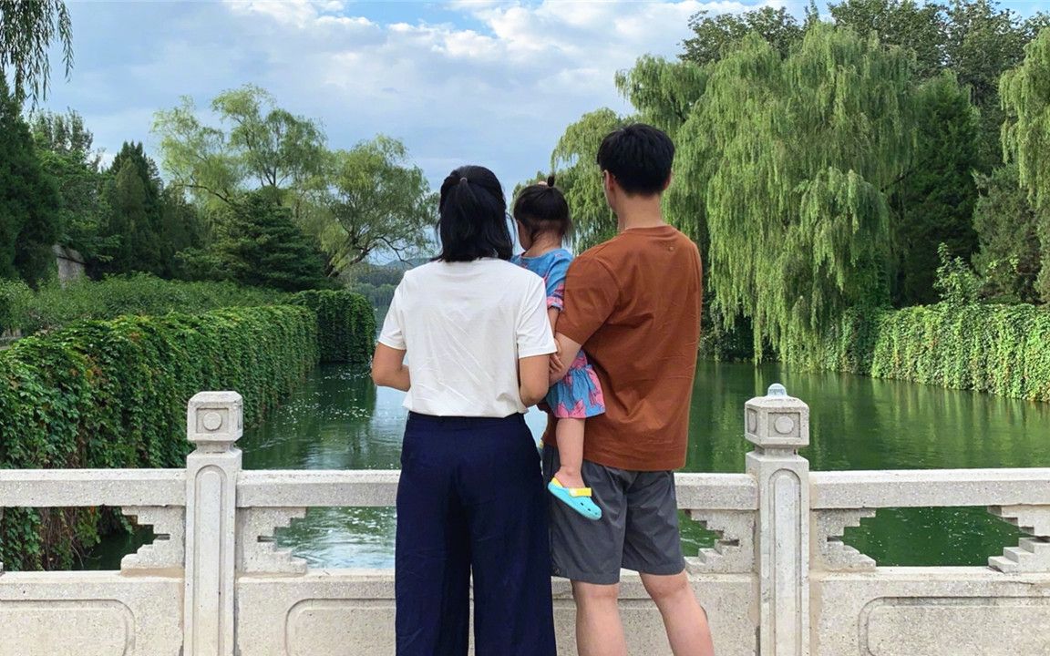 朱丹晒全家游玩背影照周一围抱娃一家人欣赏风景画面温馨幸福