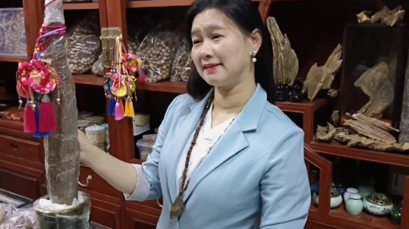 范氏金容这位美女是越南人多年在中国投资外贸公司批发红木家具沉香