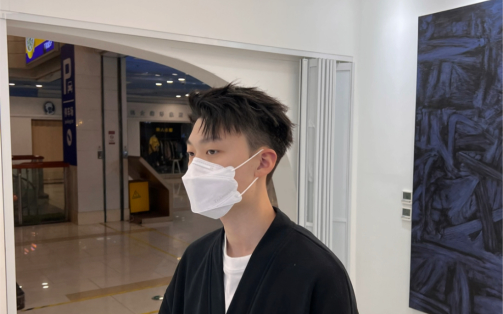 夏日限定 男生痞帅二八分发型