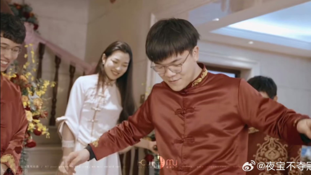 柯洁和连笑一同参加婚礼,捷豹现场使出一招大鹏展翅,逗的伴娘嗔笑连连