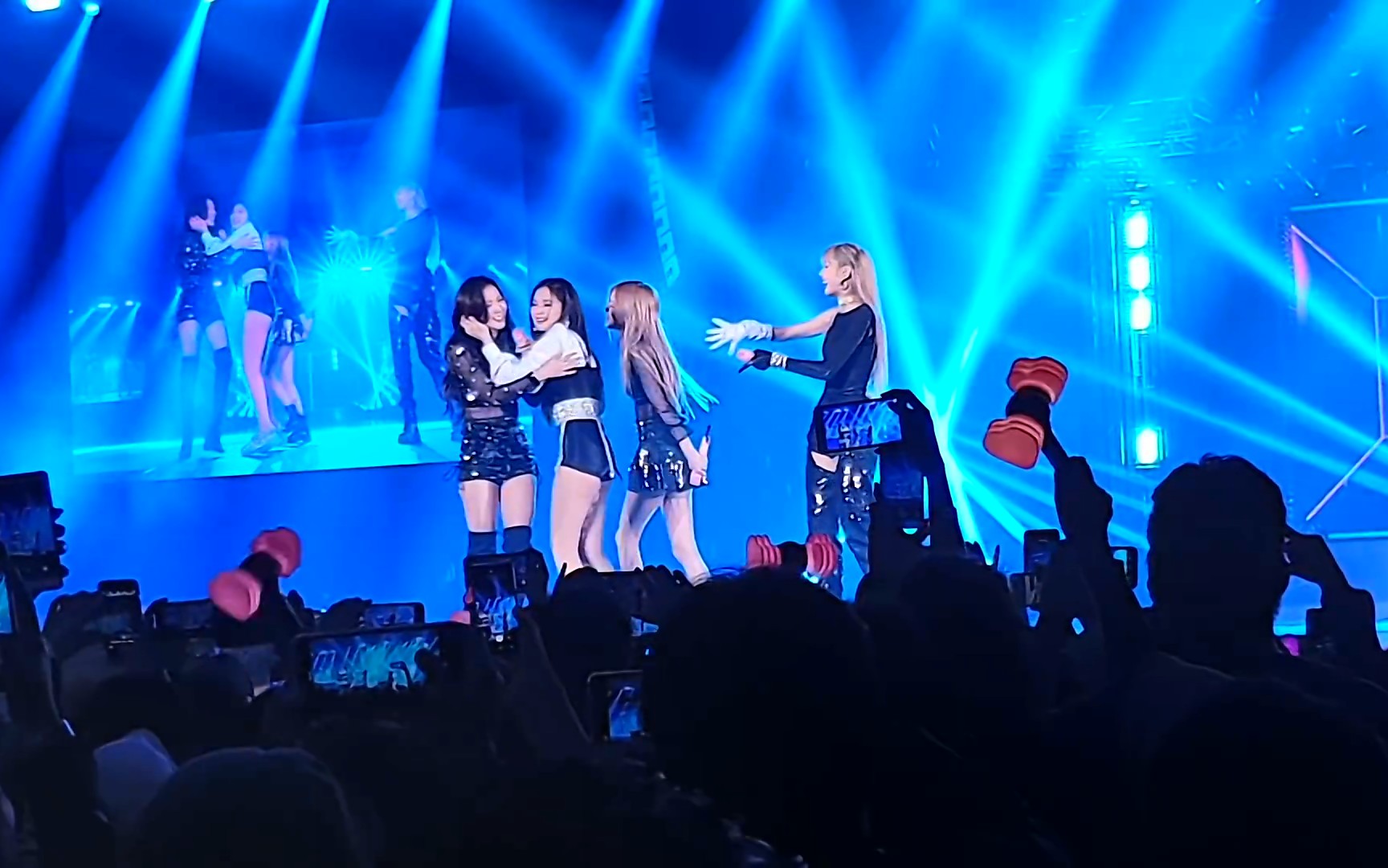 blackpinkjennie不小心踢到jisoo立马抱抱jisoo