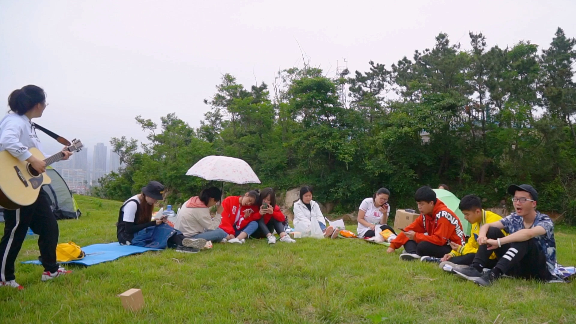 [图]那年初夏，我们一起坐在草地上唱的《陪我走过春夏秋冬》