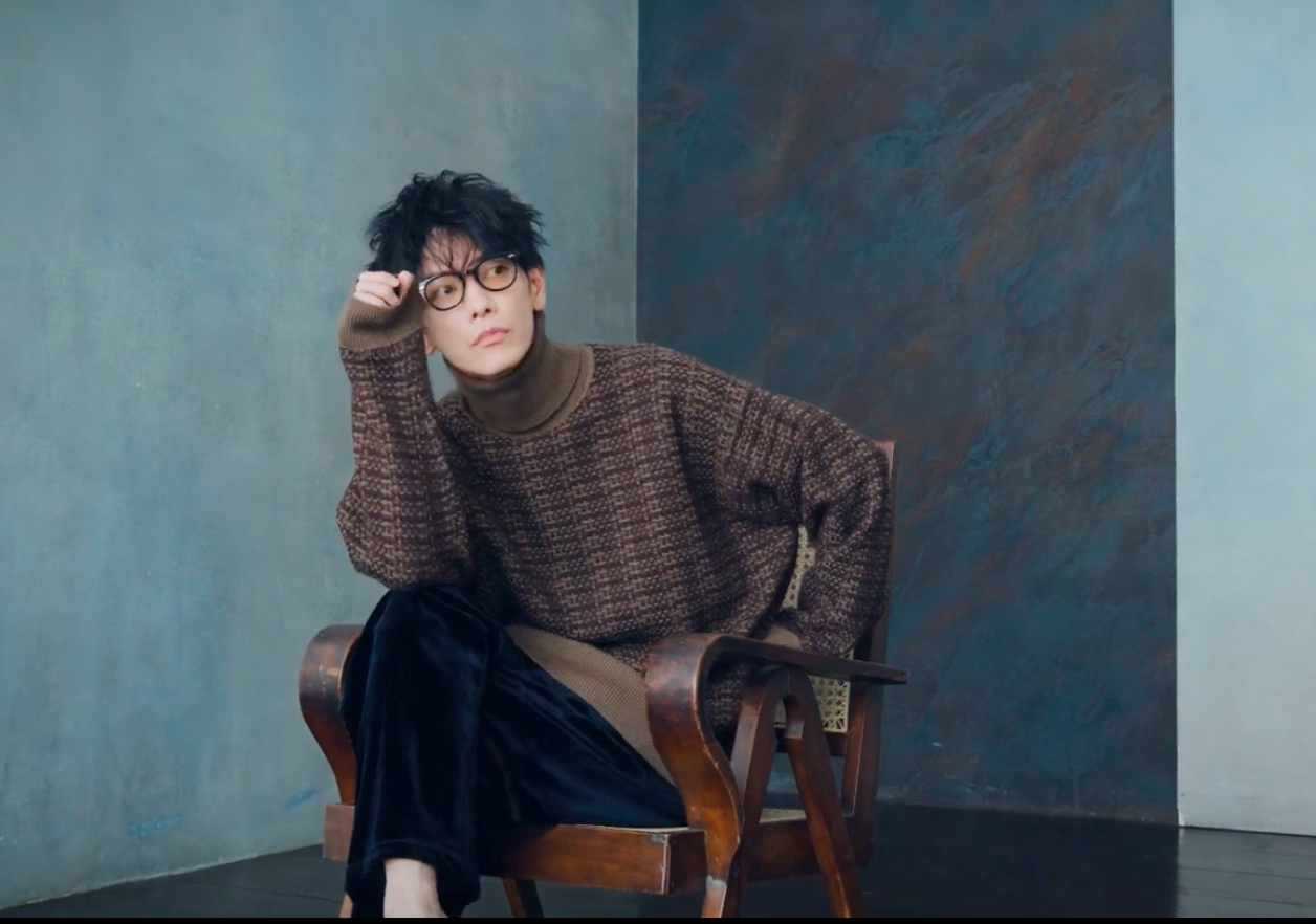 佐藤健48秒秋日穿搭掠影