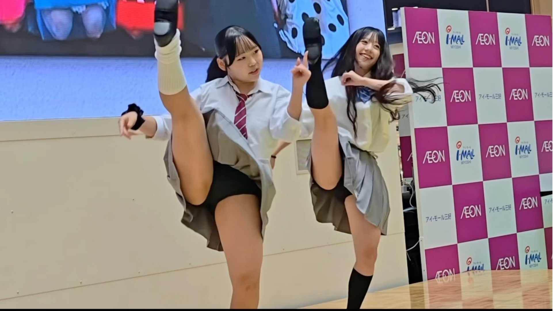 高中女生舞者翩翩起舞