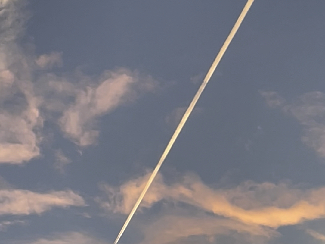 飞机从头顶飞过,划开了天空,也划开了新的一天