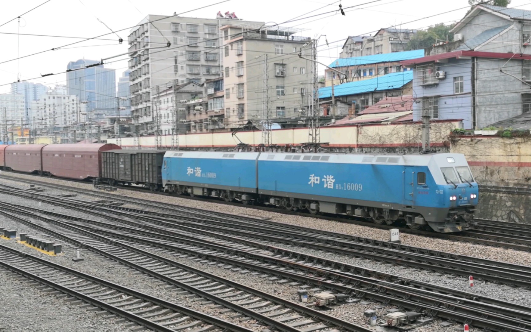 【沪昆铁路】成局贵段hxd1-6009牵引货列下行正线通过怀化站(2023.02.