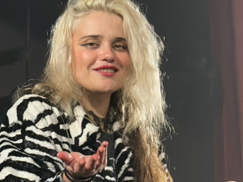 [图]Sky Ferreira - 24 Hours (live)