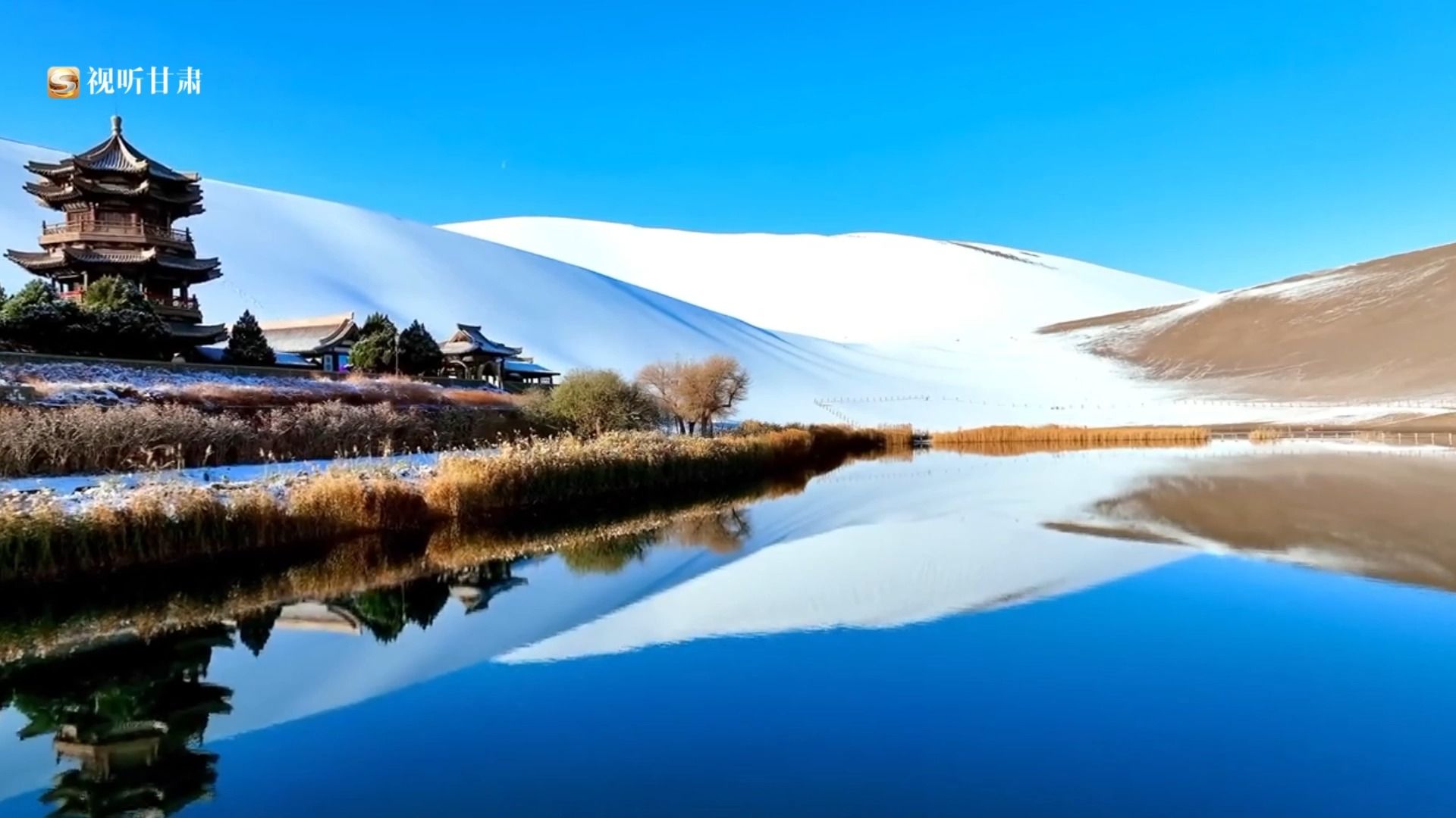 甘肃敦煌雪后大漠银装素裹,景色如画,美不胜收