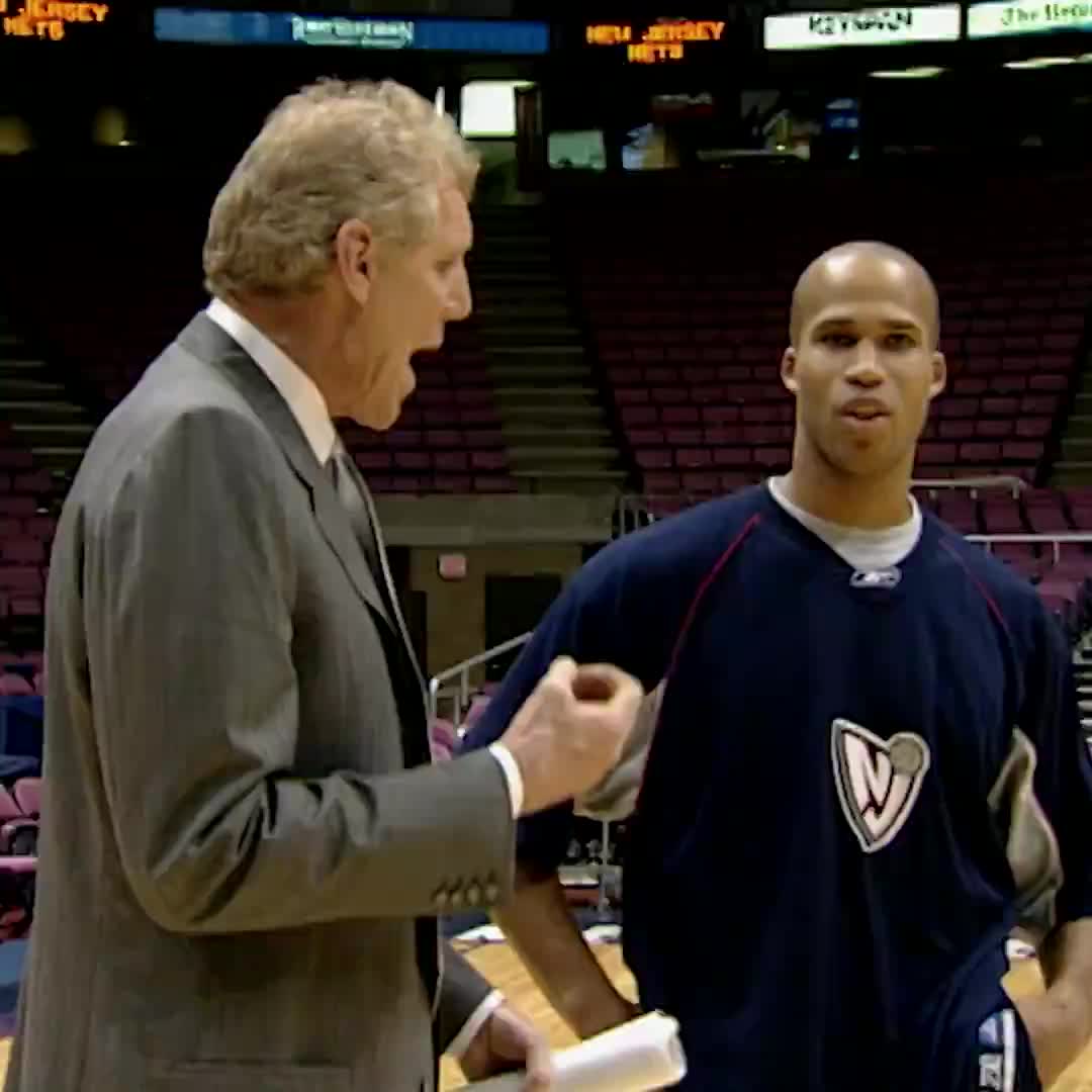 "2002年播音员比尔.沃顿和篮网前锋理查德.杰弗森之间的这一刻