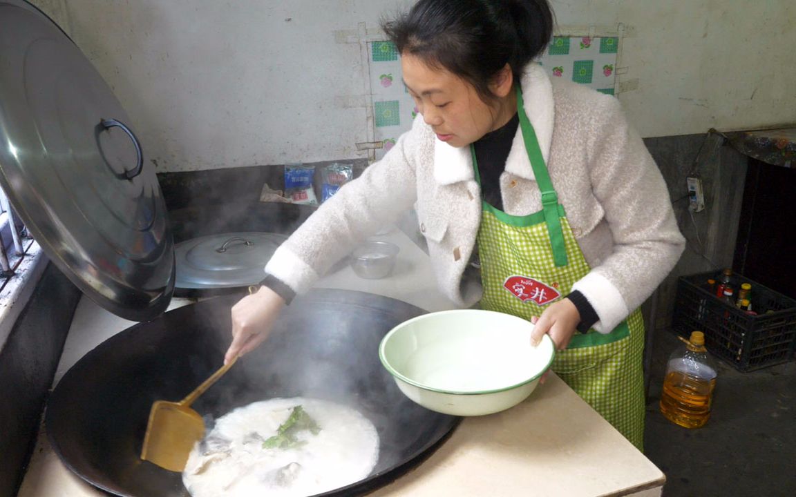 农村媳妇柴火清炖黑鱼萝卜汤,奶白的汤水,一大盆吃得爽呼呼哔哩哔哩bilibili