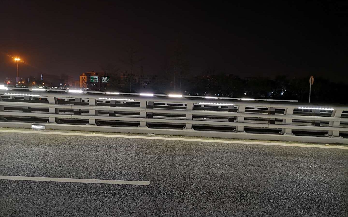 桥梁护栏灯耐候性强,防撞防眩保安全