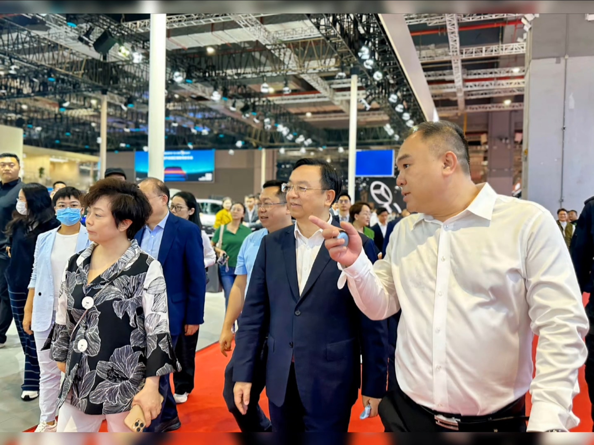 比亚迪集团,王传福总裁,在上海车展参观每一个汽车展台