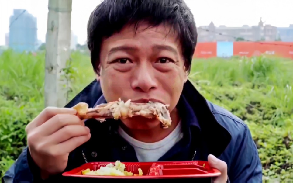 【大口吃盒饭名场面】老戏骨郊游大口吃鸡腿饭配榨菜真过瘾,星爷压