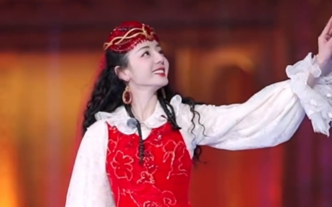 热巴跳舞真美 笑容真甜