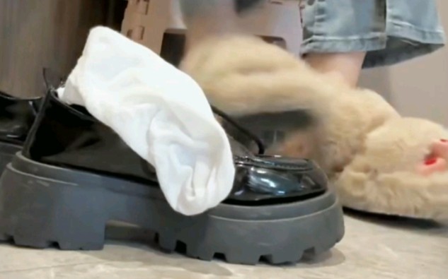 感觉鞋里都要热冒烟了,到家第一件事就是脱臭袜子