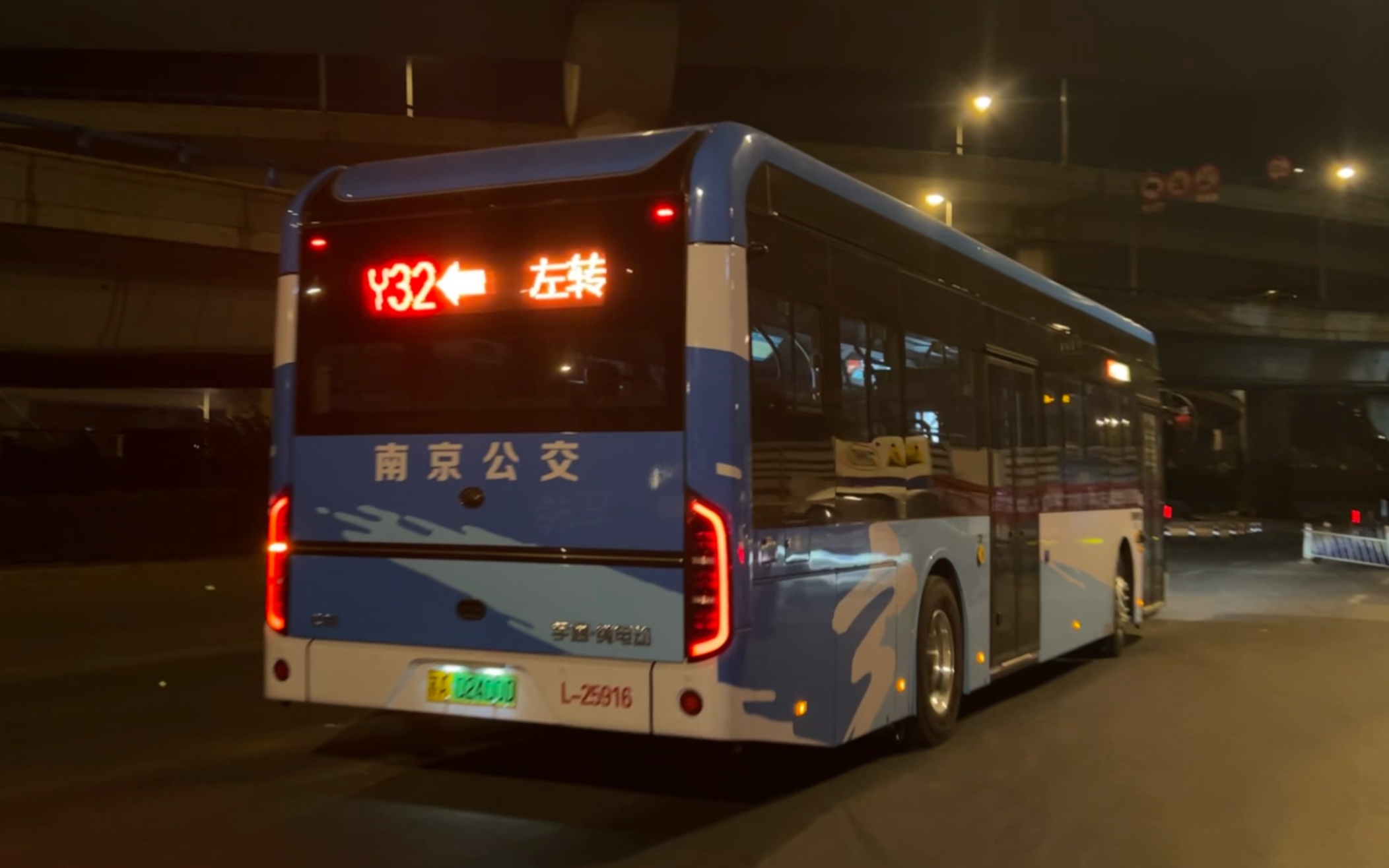 【南京公交】y32宇通新车驶出新庄广场北站