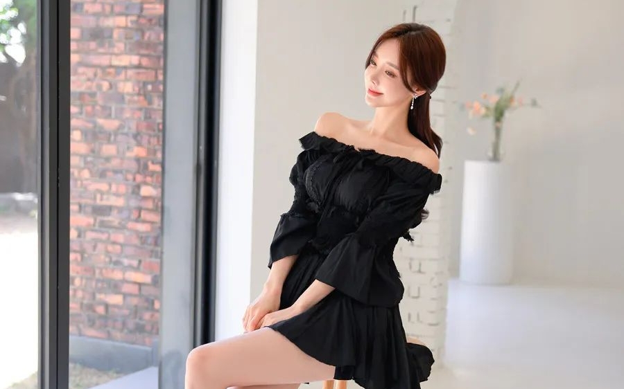 孙允珠,黑色一字肩抹胸超短连衣裙穿搭,娇媚动人
