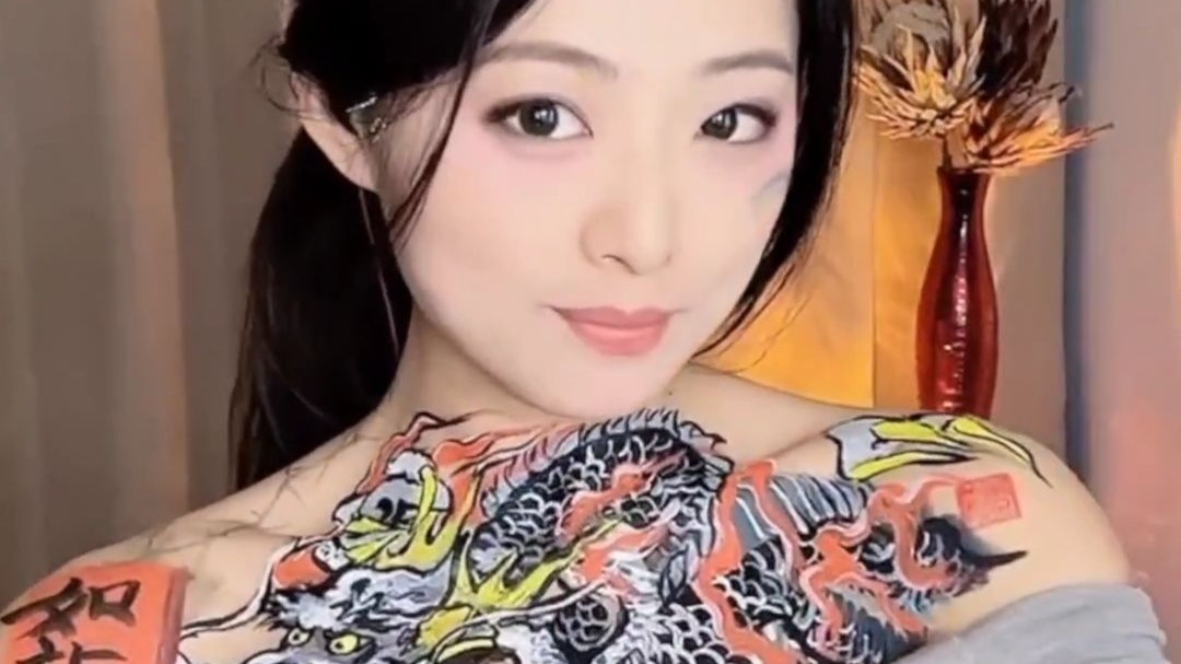 人体彩绘过肩龙