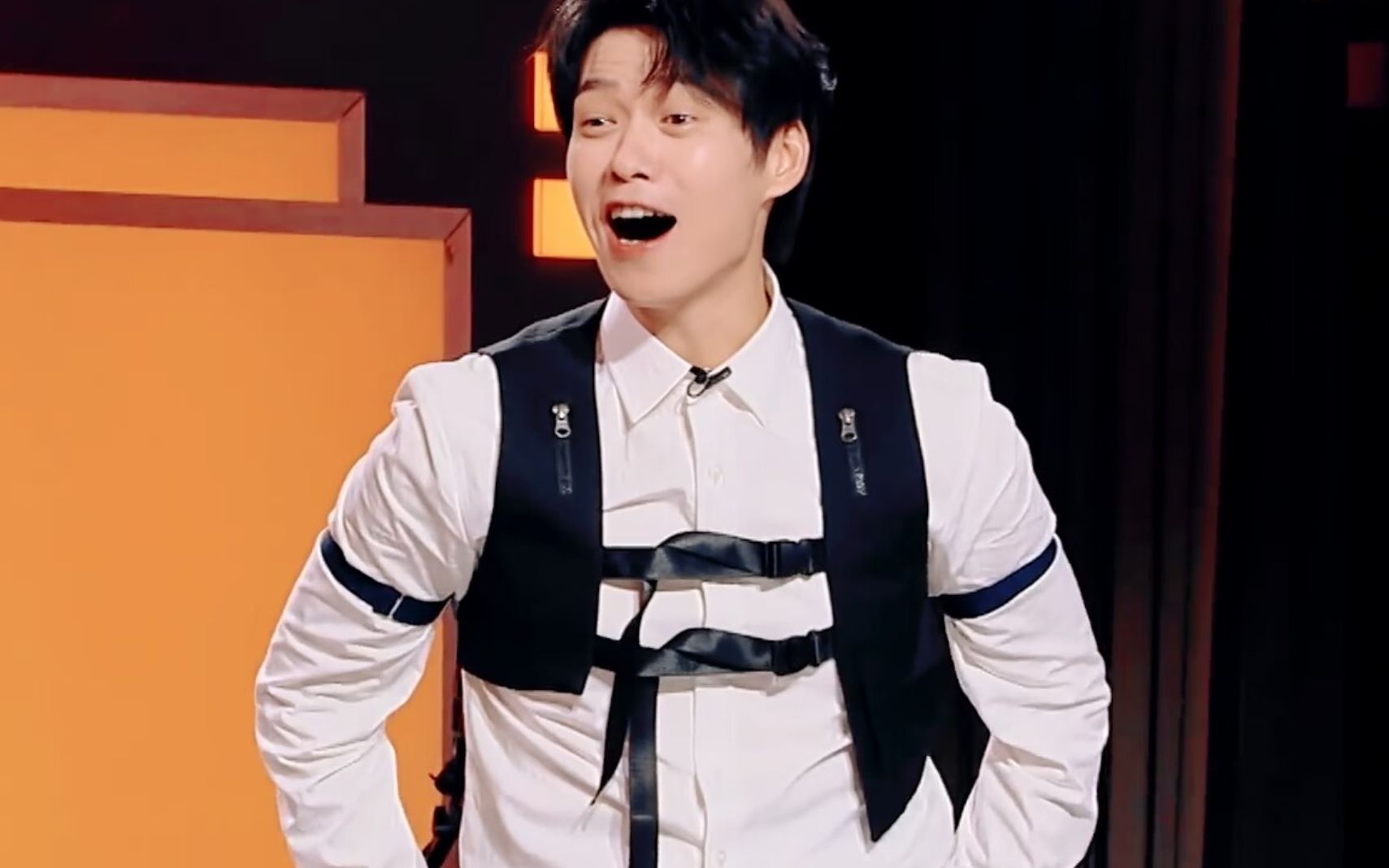 孟宴臣出场了但是维持不了多久就变回了综艺显眼包魏大勋,可能角色