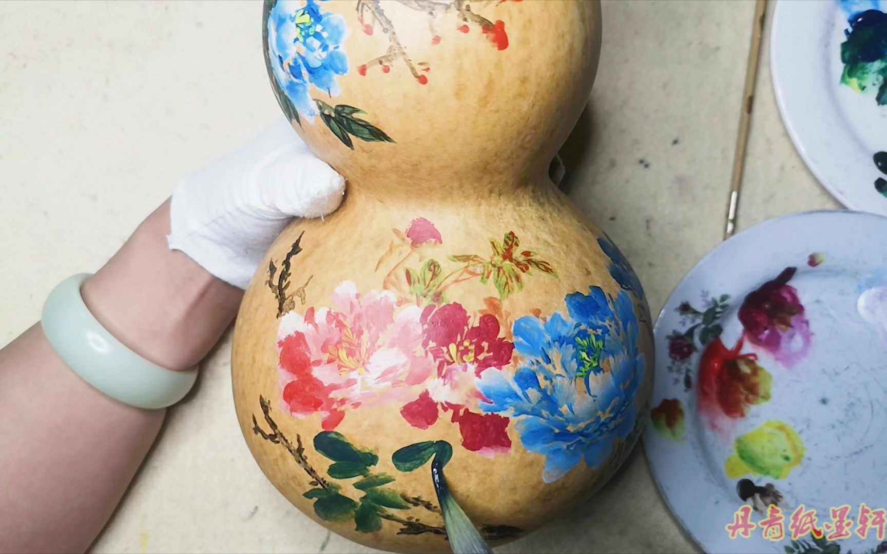 牡丹写意国画,丙烯在葫芦上画要注意,白提高光淡出底,才能立体