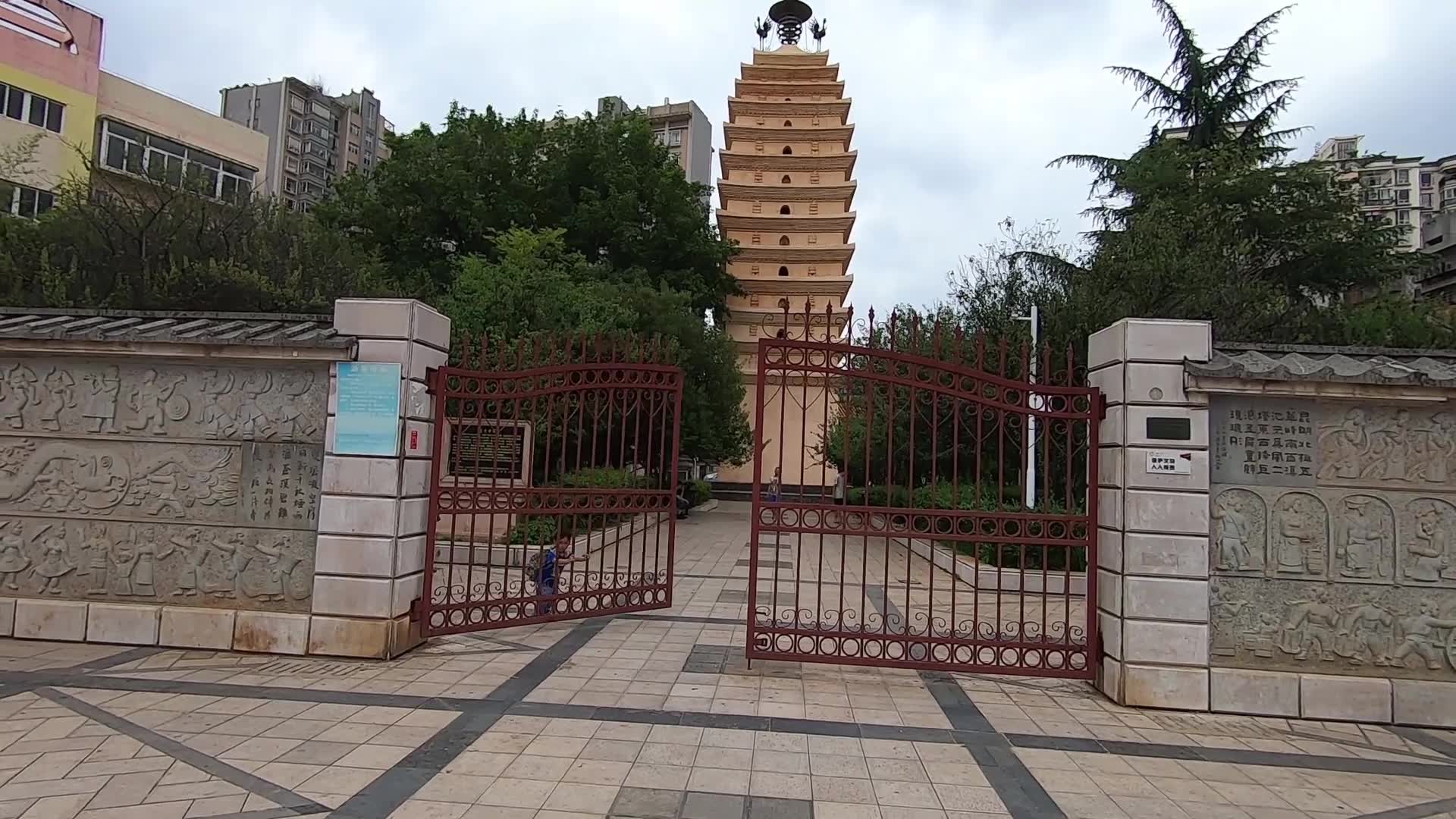 实拍昆明已有1100年历史的东西寺塔又称顺城双塔