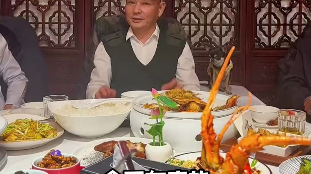 卢奇在饭桌上讲话 在座的都是成功人士