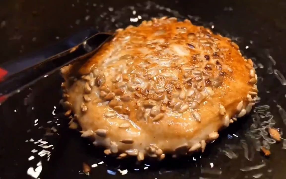 带馅糖饼韩国釜山夜市一一带馅糖饼特色小吃街边小吃夜宵