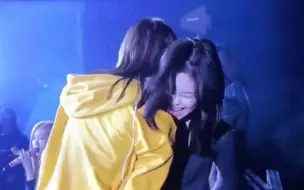 Video herunterladen: 【jenlisa】这俩如果在床上打架真的是会打到隔壁邻居敲门那种 大庭广众之下秀恩爱系列