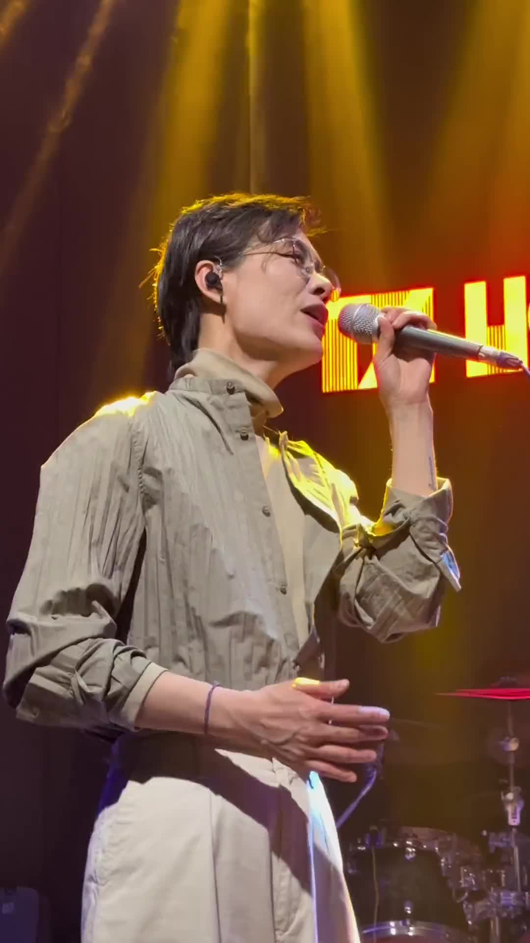 用情余超颖livehouse音乐现场翻唱歌曲用情情感