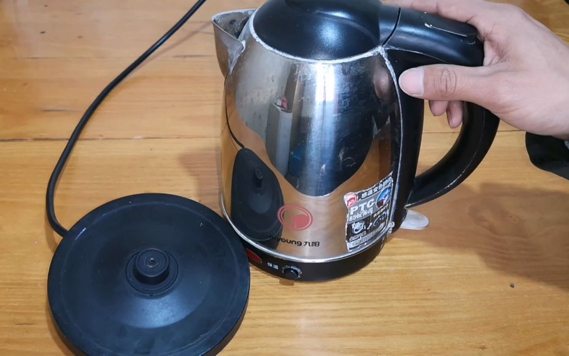 电水壶烧水有塑料烧焦异味到底什么问题拆开一起看看