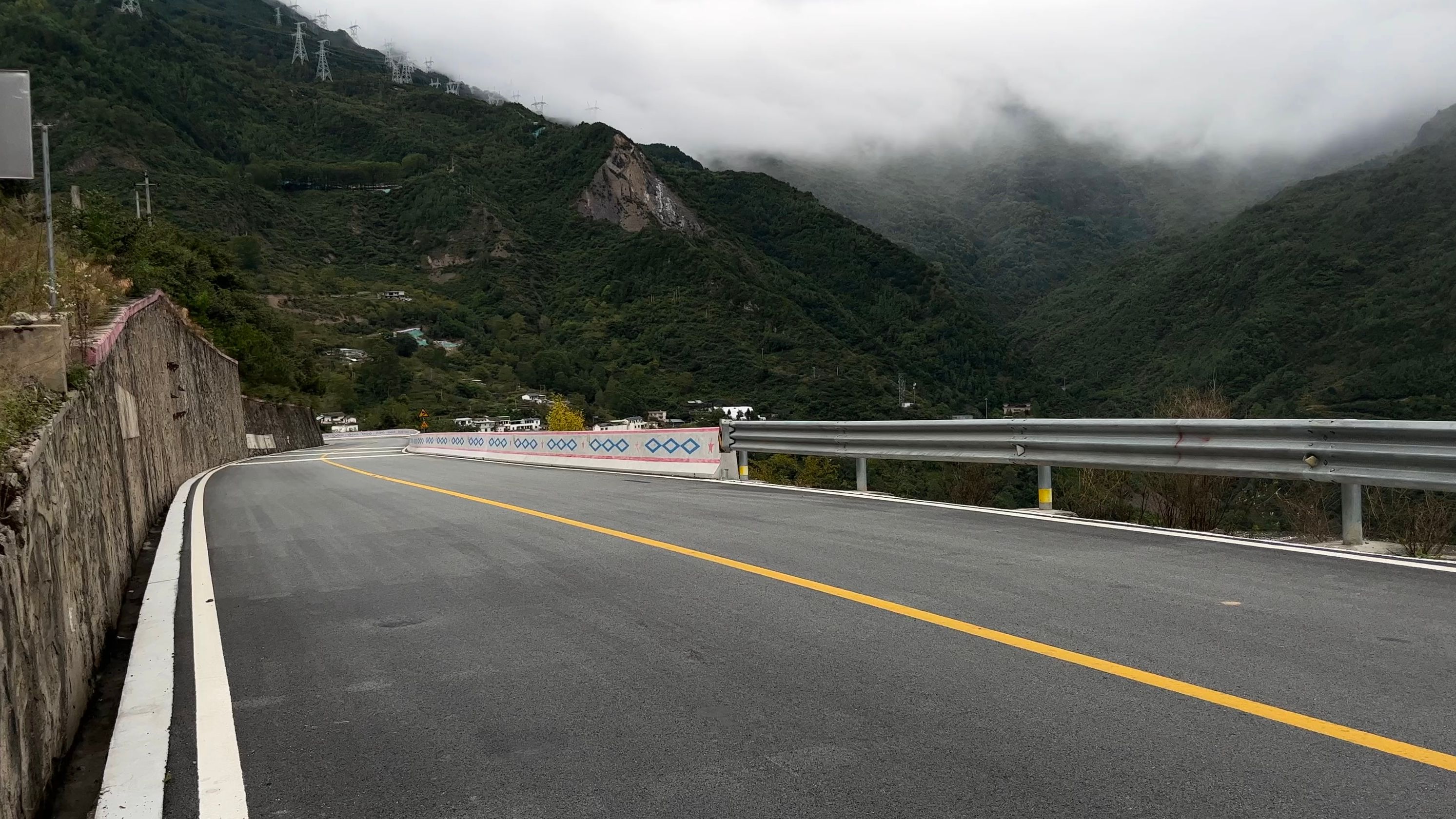 s3ep1141 四川省 甘孜 g318 海拔 2291米 二郎山隧道出来以后 这里是