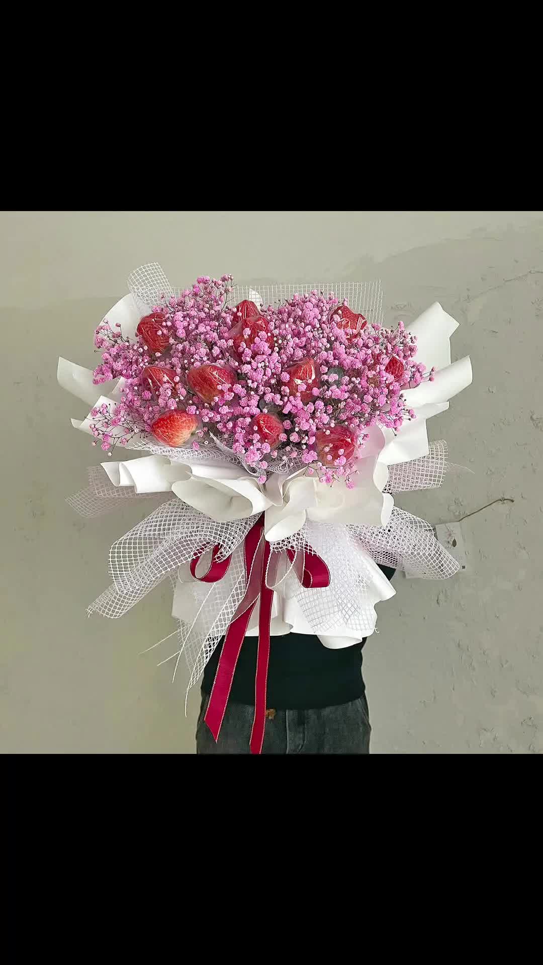 草莓花束 还是粉色满天星好看#剑桶插花