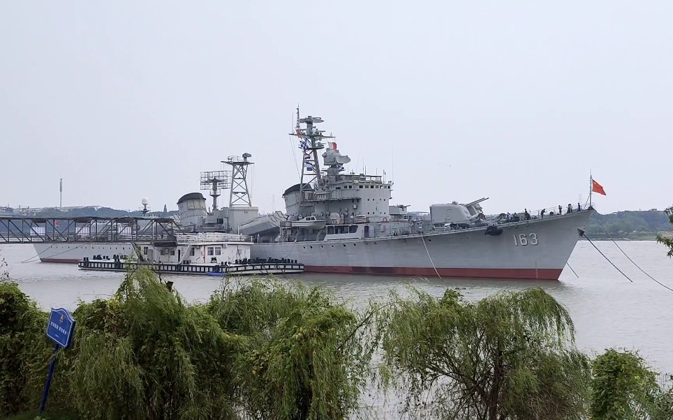 江西南昌近距离拍摄163南昌号导弹驱逐舰太震撼了