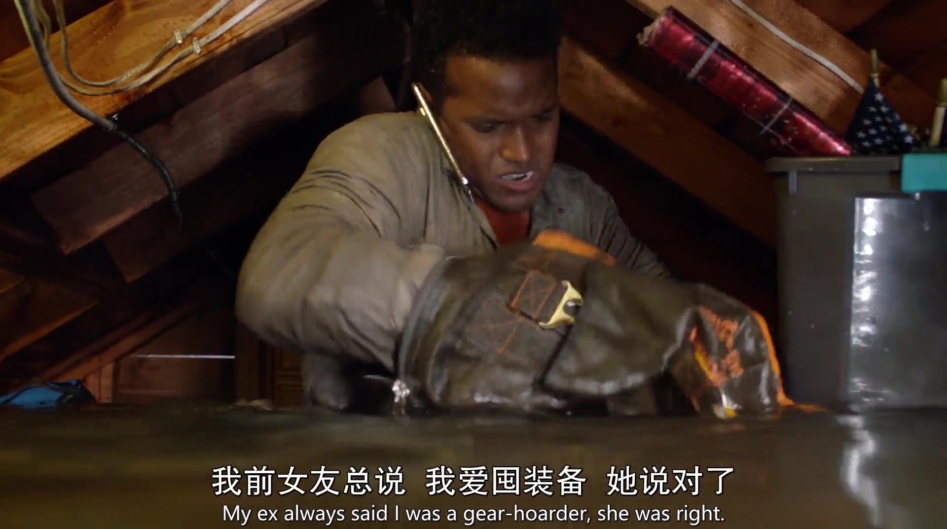 紧急呼救:海啸来临,男子却被困在密闭阁楼中,情况危急