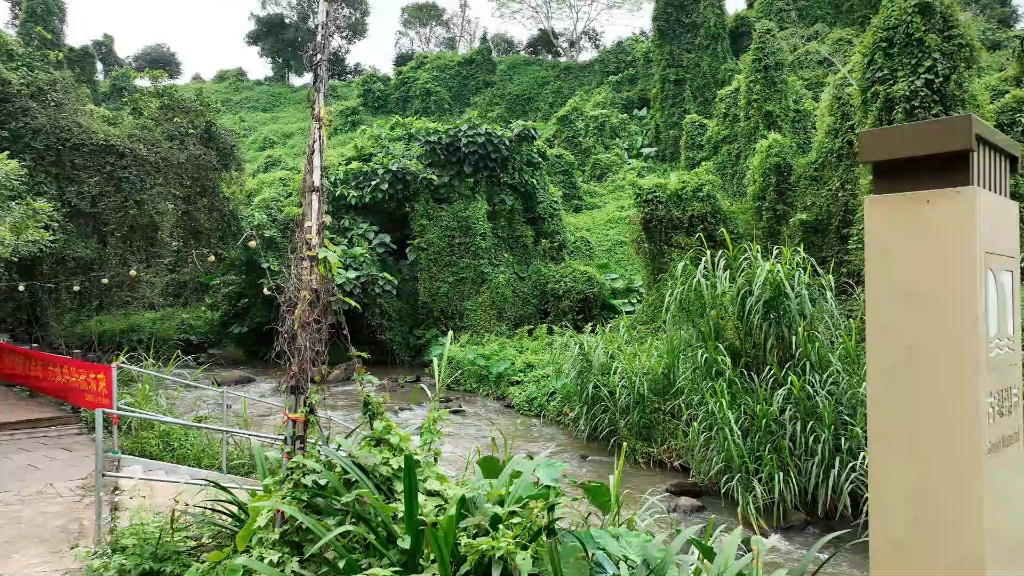 海南临高县古银瀑布自然风光