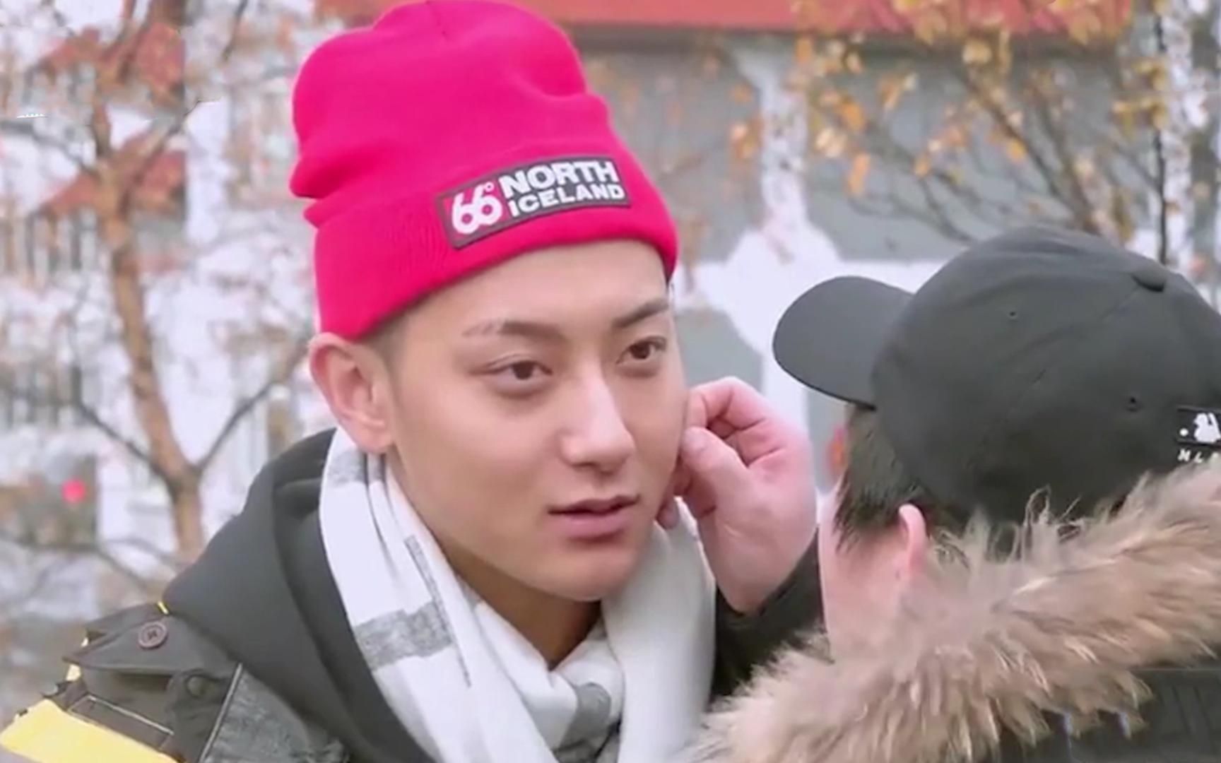 男明星在一起能有多无聊?尹正王彦霖手痒,轮流拔黄子韬的长寿毛