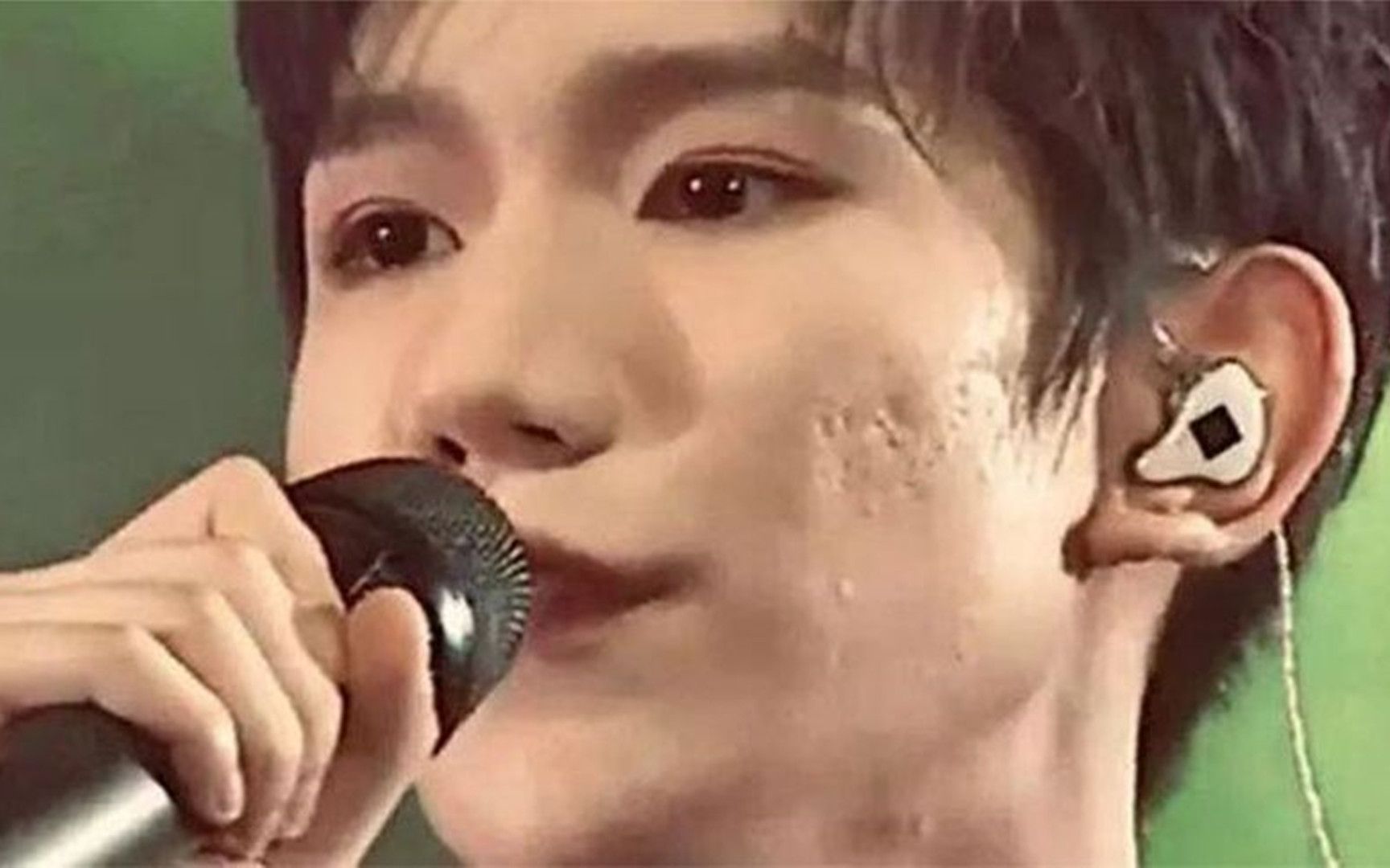 王源镜头下真实颜值曝光,脸部坑坑洼洼被嘲烂脸?网友:别吸烟了