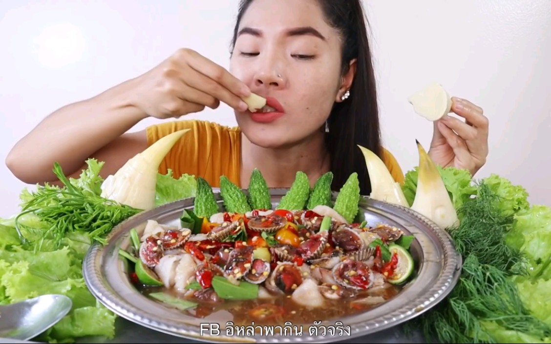 泰国吃播74伊莎贝拉酸辣毛蛤蜊墨鱼沙拉苦瓜竹笋臭菜莳萝今日更新7