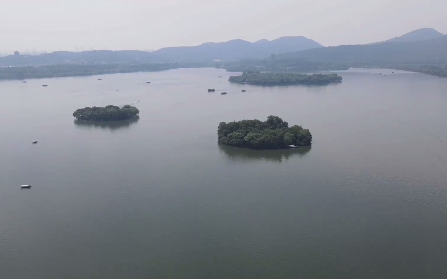 [图]杭州西湖到底有多美，妹子登上雷锋塔，俯瞰整个西湖，太震撼了！