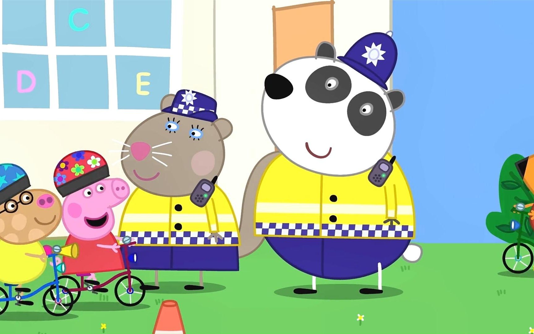 小猪佩奇7:警察叔叔教小朋友,安全地骑自行车,佩奇做的真好