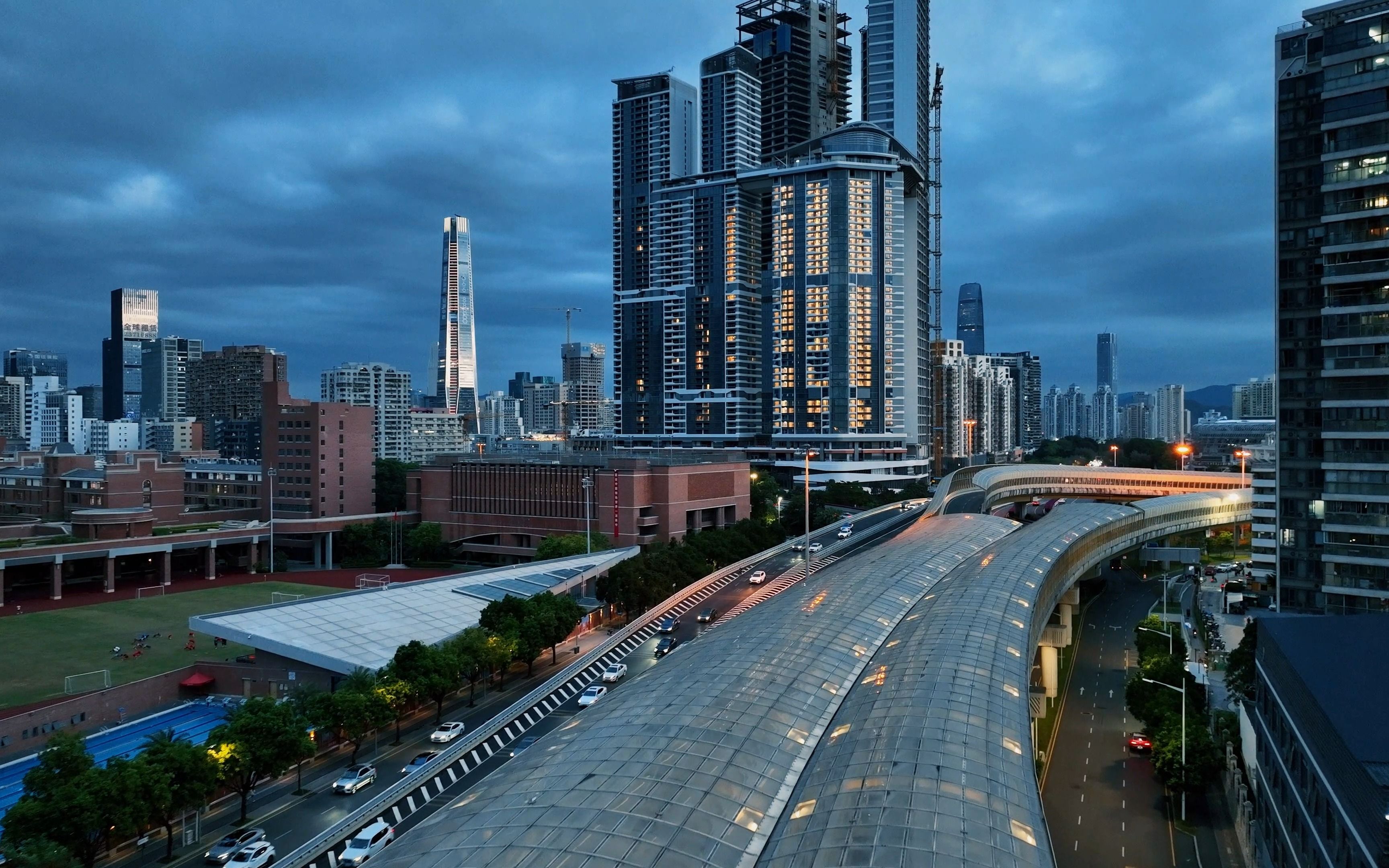 晚风吹过初冬城市,华灯初上,车水马龙
