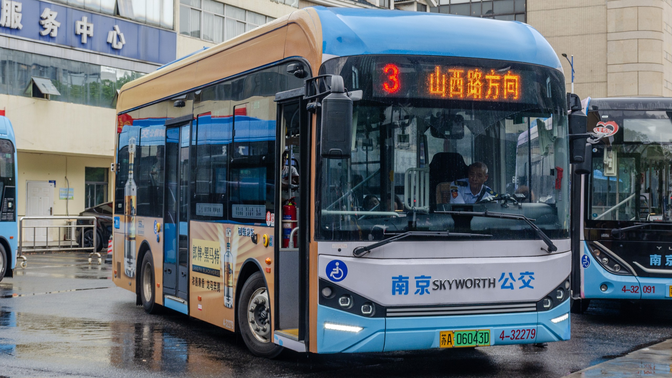 独苗配车 南京公交3路小电视随家仓出站