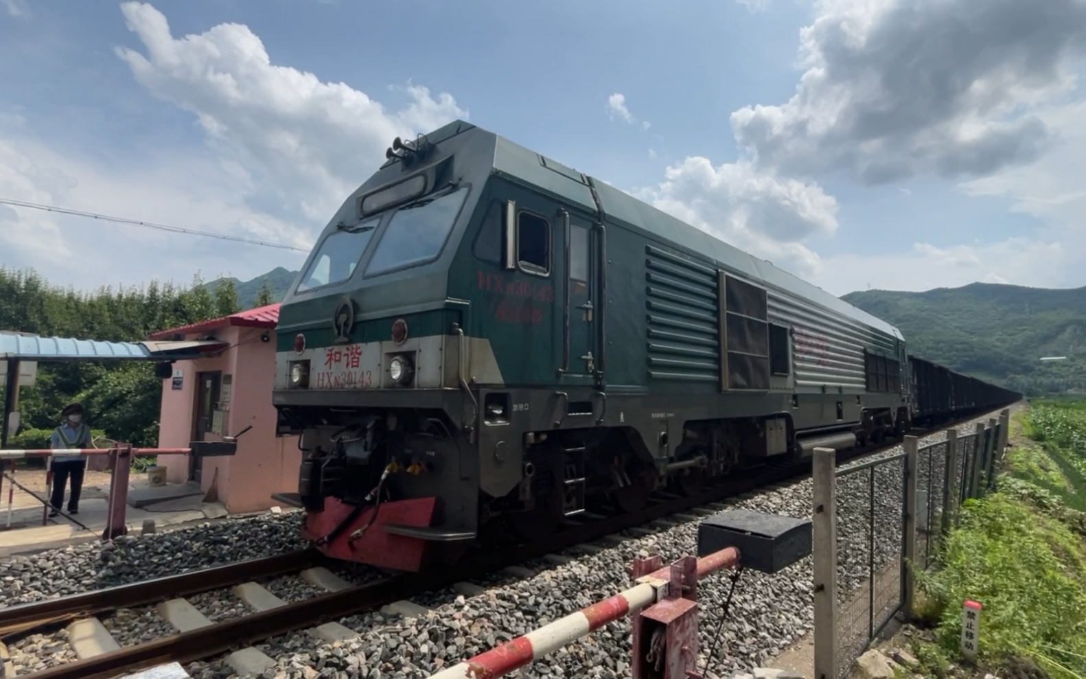 沈局苏段hxn30143牵引25辆敞车编组的货物列车通过溪田线15km铁路道口