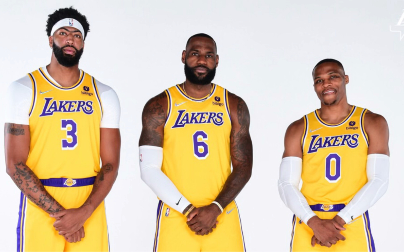 湖人新赛季定妆照,六号詹重出江湖,360组合霸气外露重新出发_哔哩哔哩